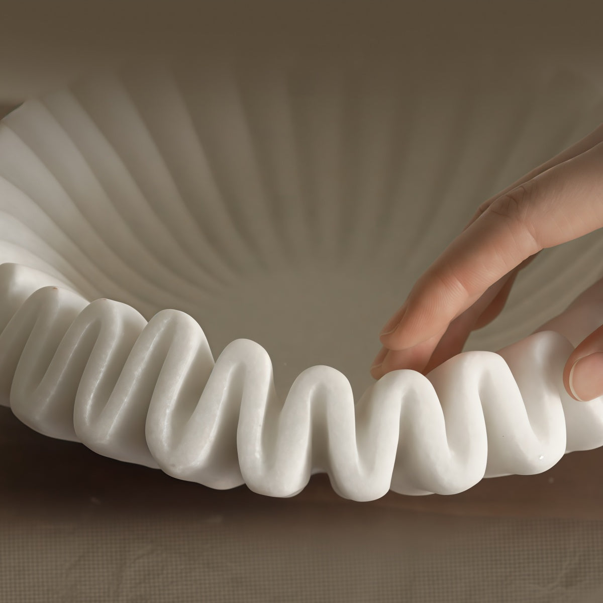 Chestnut Stone French Vintage White Fruit Bowl Home Decoration Ornament Desktop Creative Irregular Pleated Art Storage Tray
