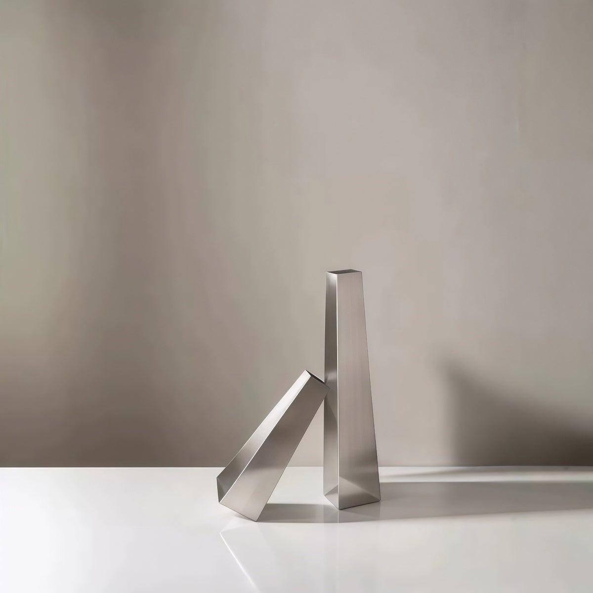 Silver Vase - Vintage-Style Stainless Steel Flower Arrangement for Modern Spaces