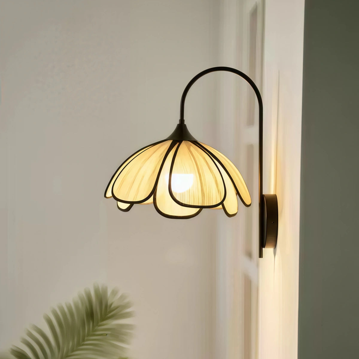 French-Style Cream-Colored Wall Lamp Nordic Minimalist Style Petal Lamp