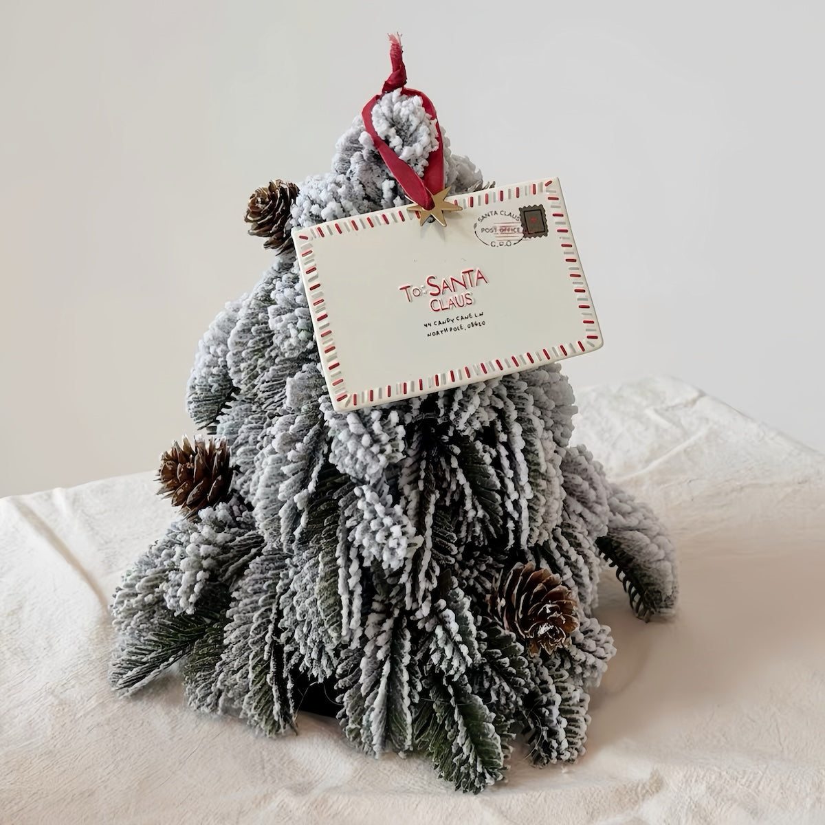 Festive Christmas Tree Desktop Decorations: Ideal Ornaments for Creating a Warm Ambience