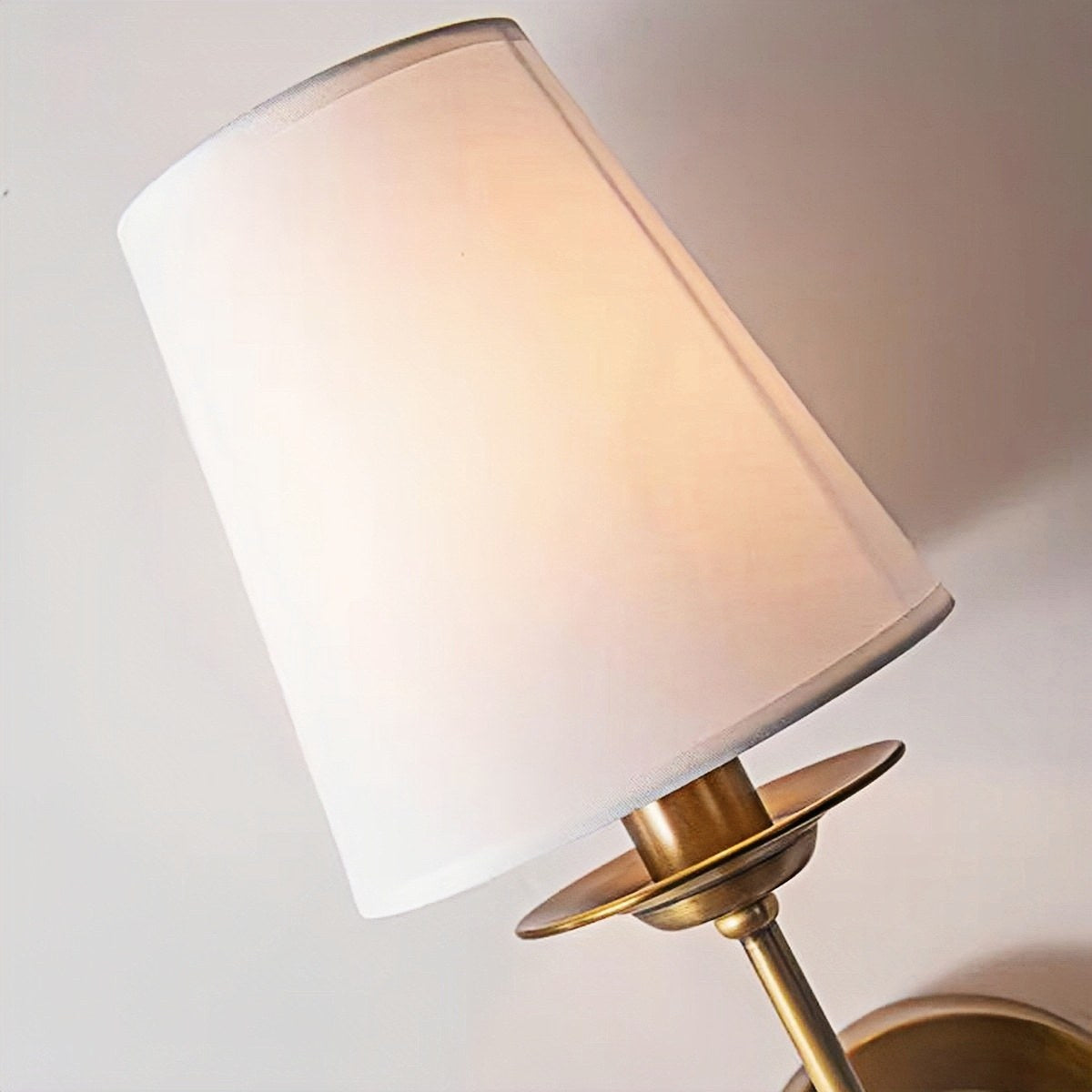 Brass Wall Lamp – Cozy Vintage Bedroom 
