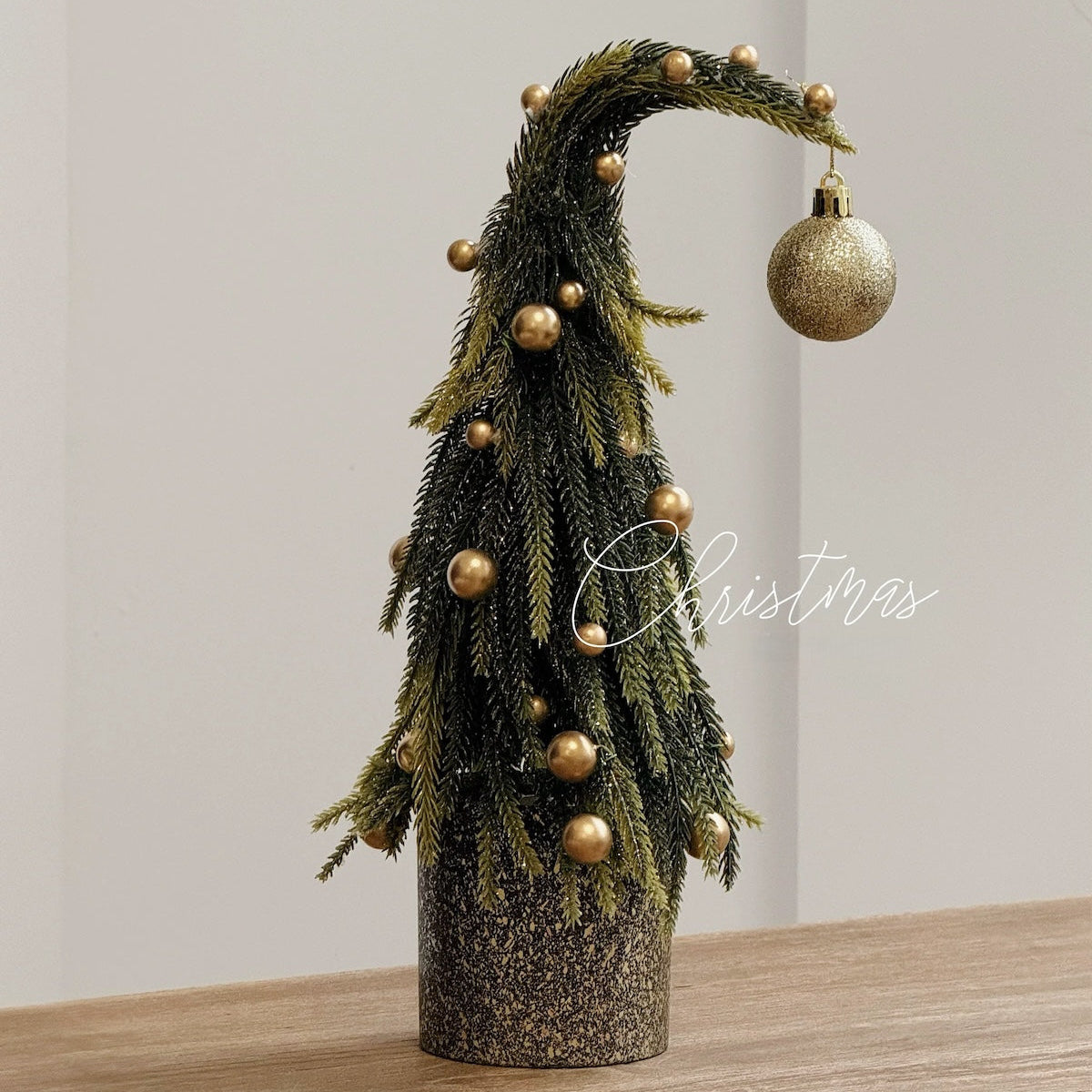 Decorative Christmas tree with gold ornaments - motivodecor.com
