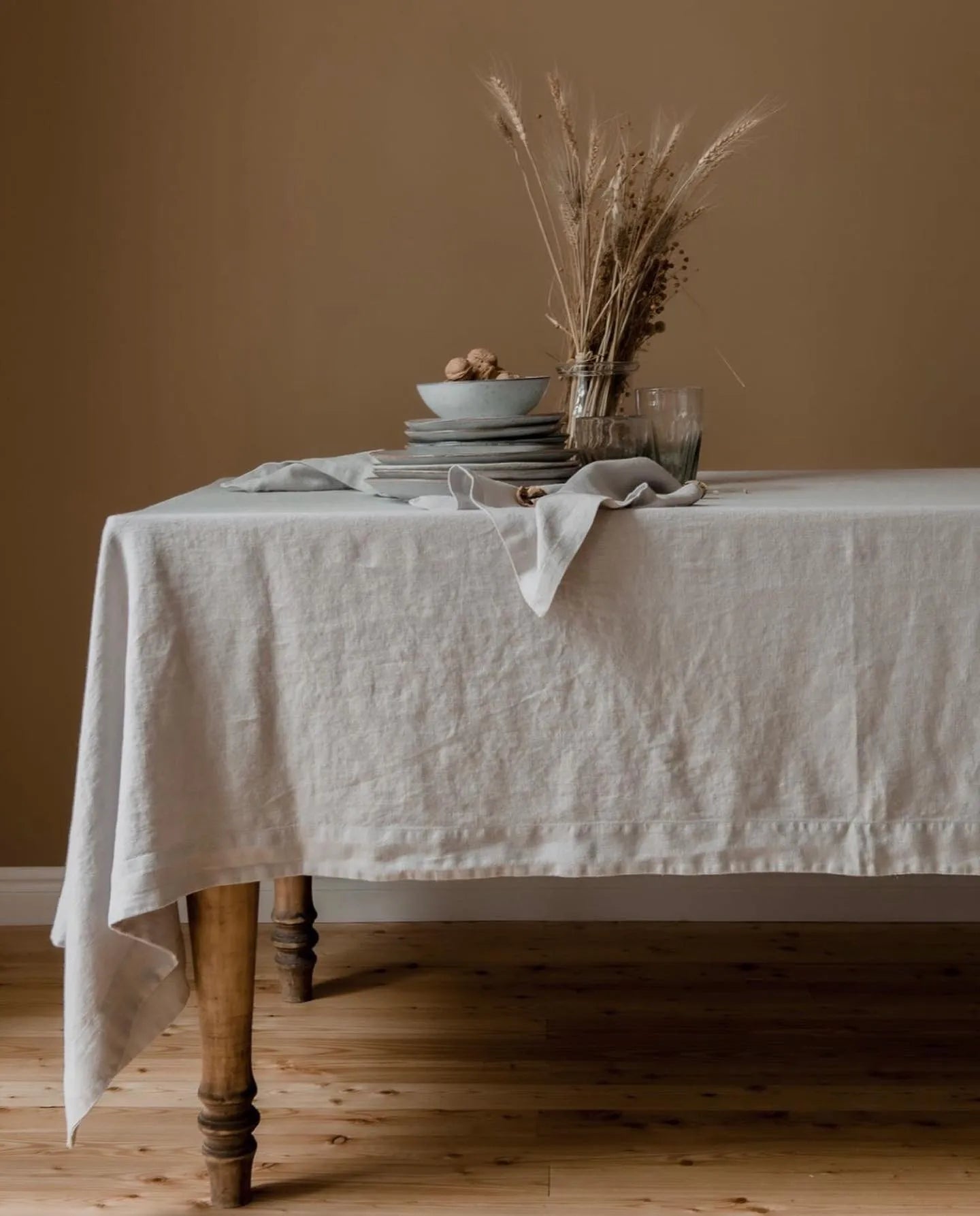 Rectangle tablecloth made of 100% pure linen in neutral beige.