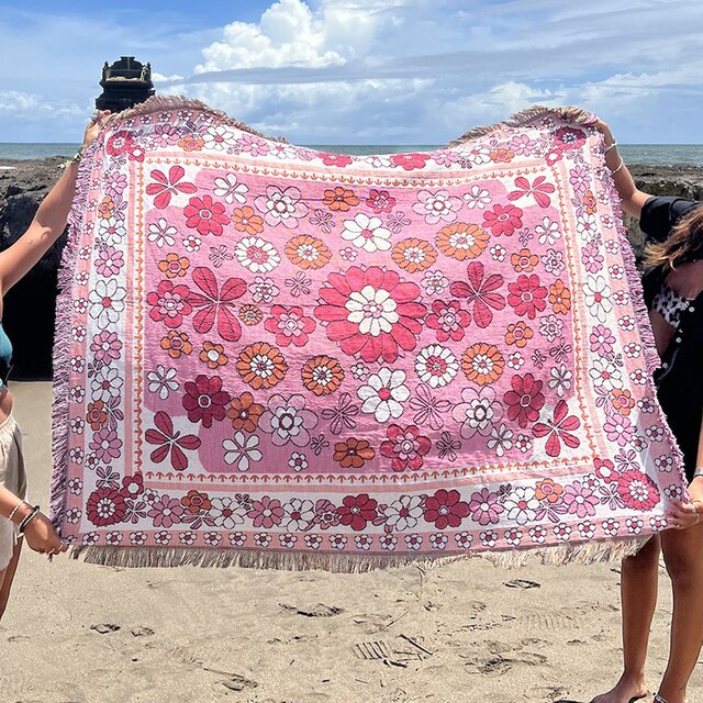 Versatile linen/cotton beach blanket with floral pattern, perfect for spring and autumn adventures, machine washable and multifunctional.